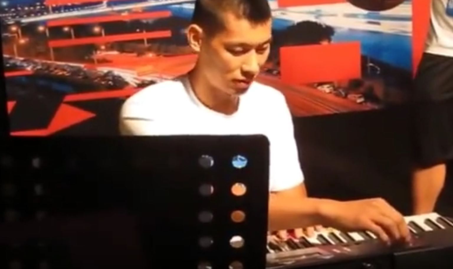 视频：林书豪弹钢琴小露一手 多才多艺引粉丝尖叫